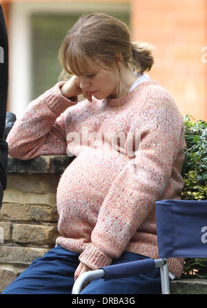 Rachel McAdams am Set von "About Time", vor Ort in London. Rachel McAdams spielt schwangere Mary und Domhnall Gleeson ist als Zeitreisender Tim in dem neuen Film von Richard Curtis gegossen. London, England - 08.07.12 Stockfoto