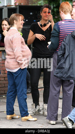 Rachel McAdams am Set von "About Time", vor Ort in London. Rachel McAdams spielt schwangere Mary und Domhnall Gleeson ist als Zeitreisender Tim in dem neuen Film von Richard Curtis gegossen. London, England - 08.07.12 Stockfoto