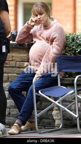 Rachel McAdams am Set von "About Time", vor Ort in London. Rachel McAdams spielt schwangere Mary und Domhnall Gleeson ist als Zeitreisender Tim in dem neuen Film von Richard Curtis gegossen. London, England - 08.07.12 Stockfoto