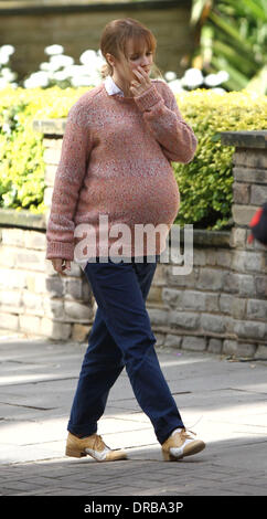 Rachel McAdams am Set von "About Time", vor Ort in London. Rachel McAdams spielt schwangere Mary und Domhnall Gleeson ist als Zeitreisender Tim in dem neuen Film von Richard Curtis gegossen. London, England - 08.07.12 Stockfoto