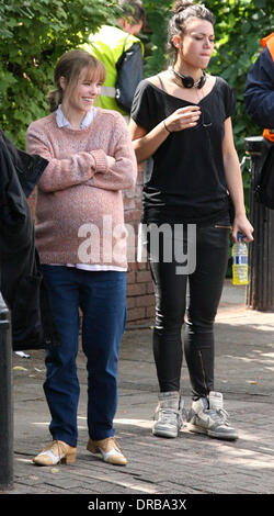 Rachel McAdams am Set von "About Time", vor Ort in London. Rachel McAdams spielt schwangere Mary und Domhnall Gleeson ist als Zeitreisender Tim in dem neuen Film von Richard Curtis gegossen. London, England - 08.07.12 Stockfoto