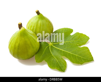 Feigen mit Blatt isoliert auf weiss Stockfoto