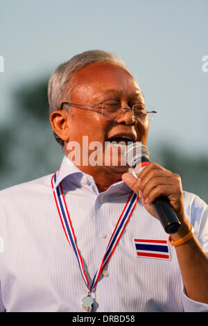 Bangkok, Thailand. 22. Januar 2014. Anti-Regierungs-Demonstranten Führer Suthep Thaugsuban spricht mit der Masse im Lumpini-Park am 22. Januar 2014 in Bangkok, Thailand. Bildnachweis: PixelPro/Alamy Live-Nachrichten Stockfoto