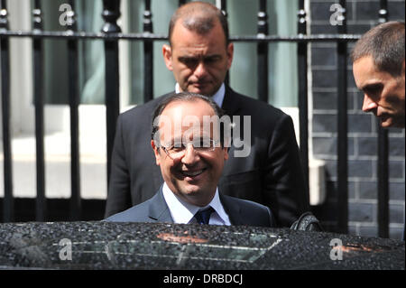 Der französische Präsident Francois Hollande lässt 10 Downing Street nach einem Treffen mit Premierminister David Cameron. London, England - 10.07.12 Stockfoto