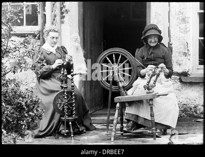 Zwei Damen, Spinnen, Langdale, Cumbria (dann in der Grafschaft Westmorland), Lake District, England. Stockfoto