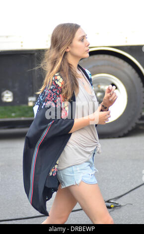 Elizabeth Olsen am Set von "Sehr gute Mädchen" Dakota Fanning und Elizabeth Olsen Stern als junge Mädchen, die beide für die gleiche Streetart-Künstler, gespielt von Boyd Holbrook fallen. Demi Moore erscheint auch in der Coming-of-Age-Drama.  New York City, USA - 10.07.12 Stockfoto