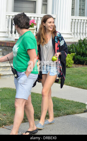 Elizabeth Olsen am Set von "Sehr gute Mädchen" Dakota Fanning und Elizabeth Olsen Stern als junge Mädchen, die beide für die gleiche Streetart-Künstler, gespielt von Boyd Holbrook fallen. Demi Moore erscheint auch in der Coming-of-Age-Drama.  New York City, USA - 10.07.12 Stockfoto