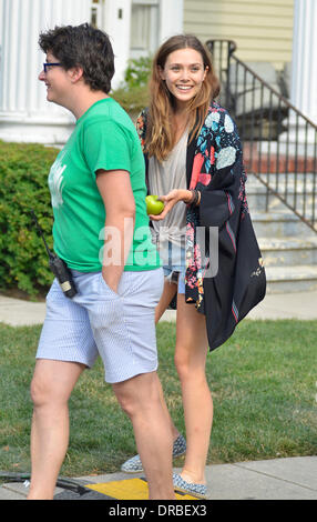 Elizabeth Olsen am Set von "Sehr gute Mädchen" Dakota Fanning und Elizabeth Olsen Stern als junge Mädchen, die beide für die gleiche Streetart-Künstler, gespielt von Boyd Holbrook fallen. Demi Moore erscheint auch in der Coming-of-Age-Drama.  New York City, USA - 10.07.12 Stockfoto