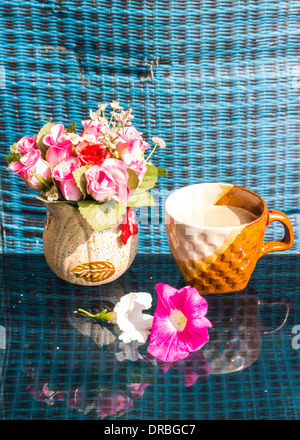 Stillleben, Blumen Kaffee Tasse mit Rose Plastic und Petunia Stockfoto