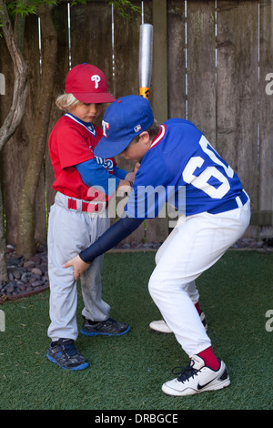 Älterer Bruder Ausbildung jüngerer Bruder, Baseball zu spielen Stockfoto
