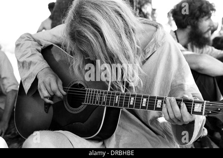 Bhagwan Rajneesh Osho-Anhänger spielt Gitarre, Ambarnath, Bombay, Mumbai, Maharashtra, Indien, 1973, alter Jahrgang 1900s Bild Stockfoto