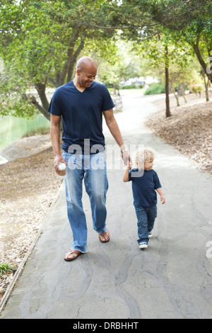 Vater und Sohn zu Fuß auf einem Weg. Stockfoto