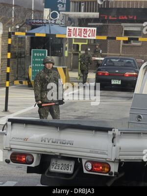 Seoul, Südkorea. 28. März 2013. Ein südkoreanische Soldaten patroulliert Autos in der DMZ entlang der eingezäunten Grenze zwischen Süd- und Nordkorea, etwa 80 km nördlich von Seoul, Südkorea, 28. März 2013. Süd- und Nordkorea sind technisch noch im Krieg, nach dem Koreakrieg 1950 bis 1953 in einem Waffenstillstand endete und der koreanischen Halbinsel seitdem geteilt bleibt. Eine 250 km lange und einige vier Kilometer breite entmilitarisierte Zone (DMZ) verläuft auf der koreanischen Halbinsel und gilt als der am meisten militarisierten Grenze der Welt. © Dpa/Alamy Live-Nachrichten Stockfoto