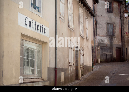 Leere Straße in Saint-Daume-la-Perche mit traditionellen französischen Wohnkultur an sonnigen Sommertag mit blauem Himmel Stockfoto