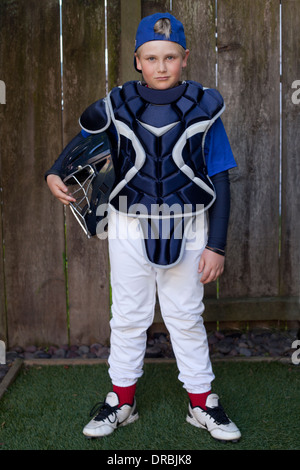 Junge im hinteren Fänger Baseball einheitliche. Stockfoto