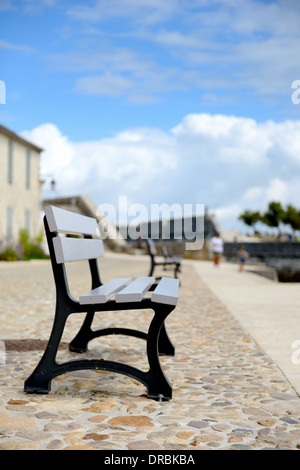 Ruhige Szene des leeren Bänken an einem sonnigen Tag Stockfoto