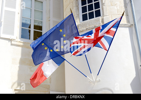 drei Fahnen fliegen gemeinsam Einheit von Frankreich und England dachte der Europäischen union Stockfoto