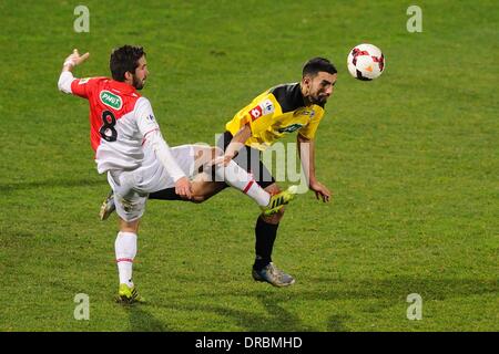 Chasselay, Frankreich. 22. Januar 2014. Soner Ertek (Chasselay) Vs Moutinho (Monaco) während des Spiels Französisch Coupe de France zwischen den Monts d ' or Azergues Fuß und AS Monaco aus Stade Ludovic Giuly. Bildnachweis: Aktion Plus Sport/Alamy Live-Nachrichten Stockfoto