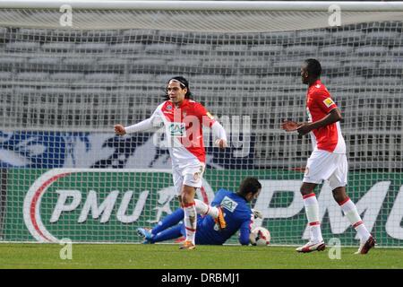 Chasselay, Frankreich. 22. Januar 2014. Radamel Falcao (Monaco) Punkte während des Spiels Französisch Coupe de France zwischen den Monts d ' or Azergues Fuß und AS Monaco aus Stade Ludovic Giuly. Bildnachweis: Aktion Plus Sport/Alamy Live-Nachrichten Stockfoto