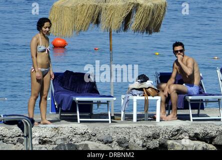 Dominic Cooper Rauchen eine Zigarette Dominic Cooper und seine Freundin Ruth Negga Sonnenbaden und genießen Sie einen Urlaub in Ischia Ischia, Italien - 11.07.12 Stockfoto