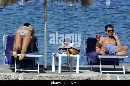 Dominic Cooper Rauchen eine Zigarette Dominic Cooper und seine Freundin Ruth Negga Sonnenbaden und genießen Sie einen Urlaub in Ischia Ischia, Italien - 11.07.12 Stockfoto