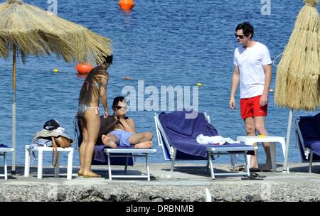 Dominic Cooper Rauchen eine Zigarette Dominic Cooper und seine Freundin Ruth Negga Sonnenbaden und genießen Sie einen Urlaub in Ischia Ischia, Italien - 11.07.12 Stockfoto