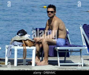 Dominic Cooper Rauchen eine Zigarette Dominic Cooper und seine Freundin Sonnenbaden und genießen Sie einen Urlaub in Ischia Ischia, Italien - 11.07.12 Stockfoto