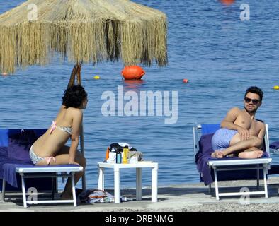 Dominic Cooper und seine Freundin Ruth Negga Sonnenbaden und genießen Sie einen Urlaub in Ischia Ischia, Italien - 11.07.12 Stockfoto