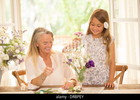 Großmutter und Enkelin, die Vermittlung von Blumen Stockfoto