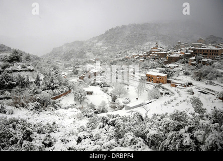 Schnee in Valldemossa. Ein Dorf in der Serra de Tramuntana im Norden von Mallorca. Stockfoto