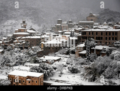 Schnee in Valldemossa. Ein Dorf in der Serra de Tramuntana im Norden von Mallorca. Stockfoto