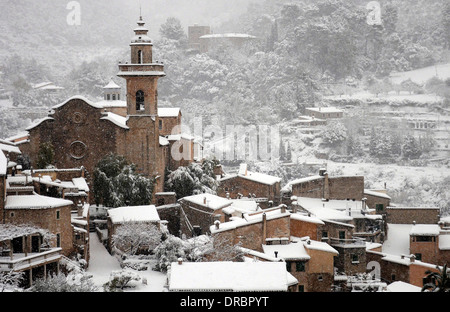 Schnee in Valldemossa. Ein Dorf in der Serra de Tramuntana im Norden von Mallorca. Stockfoto