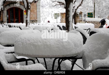 Schnee in Valldemossa. Ein Dorf in der Serra de Tramuntana im Norden von Mallorca. Stockfoto