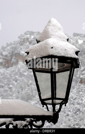 Schnee in Valldemossa. Ein Dorf in der Serra de Tramuntana im Norden von Mallorca. Stockfoto