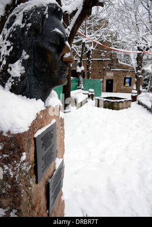 Schnee in Valldemossa. Ein Dorf in der Serra de Tramuntana im Norden von Mallorca. Stockfoto