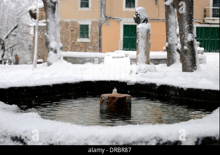 Schnee in Valldemossa. Ein Dorf in der Serra de Tramuntana im Norden von Mallorca. Stockfoto