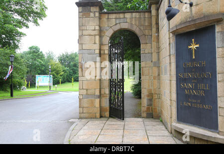 Atmosphäre der UK Hauptsitz der Kirche von Scientology und Saint Hill Manor in East Grinstead. Die Kirche wirbt die "Maiden Voyage Events" für neue Mitglieder Sussex, England - 12.07.12 Stockfoto