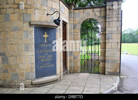 Atmosphäre der UK Hauptsitz der Kirche von Scientology und Saint Hill Manor in East Grinstead. Die Kirche wirbt die "Maiden Voyage Events" für neue Mitglieder Sussex, England - 12.07.12 Stockfoto