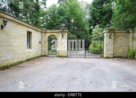 Atmosphäre der UK Hauptsitz der Kirche von Scientology und Saint Hill Manor in East Grinstead. Die Kirche wirbt die "Maiden Voyage Events" für neue Mitglieder Sussex, England - 12.07.12 Stockfoto