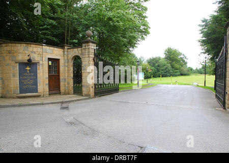 Atmosphäre der UK Hauptsitz der Kirche von Scientology und Saint Hill Manor in East Grinstead. Die Kirche wirbt die "Maiden Voyage Events" für neue Mitglieder Sussex, England - 12.07.12 Stockfoto