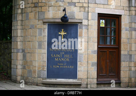 Atmosphäre der UK Hauptsitz der Kirche von Scientology und Saint Hill Manor in East Grinstead. Die Kirche wirbt die "Maiden Voyage Events" für neue Mitglieder Sussex, England - 12.07.12 Stockfoto