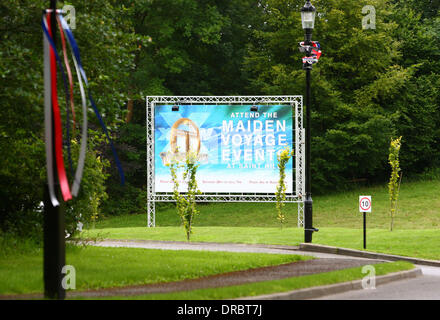 Atmosphäre der UK Hauptsitz der Kirche von Scientology und Saint Hill Manor in East Grinstead. Die Kirche wirbt die "Maiden Voyage Events" für neue Mitglieder Sussex, England - 12.07.12 Stockfoto