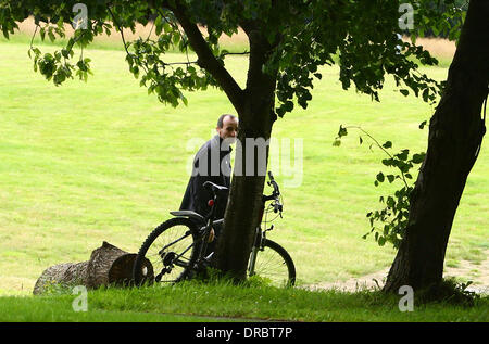 Atmosphäre der UK Hauptsitz der Kirche von Scientology und Saint Hill Manor in East Grinstead. Die Kirche wirbt die "Maiden Voyage Events" für neue Mitglieder Sussex, England - 12.07.12 Stockfoto