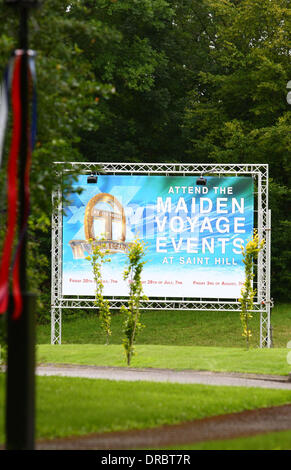 Atmosphäre der UK Hauptsitz der Kirche von Scientology und Saint Hill Manor in East Grinstead. Die Kirche wirbt die "Maiden Voyage Events" für neue Mitglieder Sussex, England - 12.07.12 Stockfoto