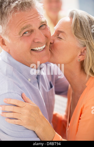 Älteres Paar küssen Stockfoto