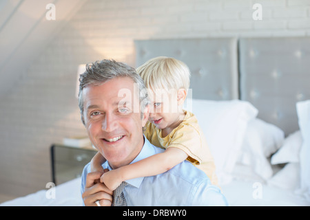 Vater mit Sohn Huckepack Stockfoto