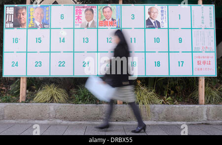 Tokio, Japan. 23. Januar 2014. Eine Frau geht vorbei an einem Brett Informationsdarstellung Kandidaten der Wahl Tokyo Gouverneur in Tokio, die Hauptstadt von Japan, am 23. Januar 2014. Bildnachweis: Stringer/Xinhua/Alamy Live-Nachrichten Stockfoto