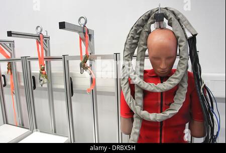 Landsberg am Lech, Deutschland. 22. Januar 2014. Ein Crash Test dummy hängt befestigt an einem Haken auf der Testanlage der deutschen Automobilclub ADAC in Landsberg am Lech, Deutschland, 22. Januar 2014. Foto: Karl-Josef Hildenbrand/Dpa/Alamy Live News Stockfoto