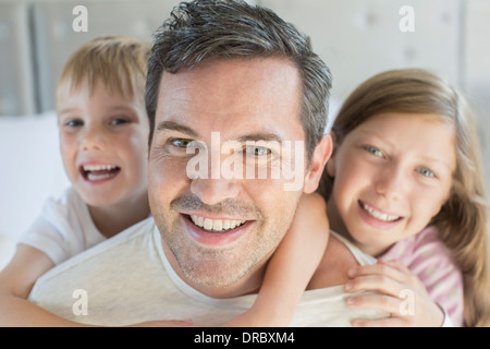 Vater und Kinder umarmen Stockfoto