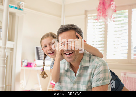 Vater und Tochter spielen Peek-a-boo Stockfoto